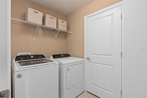 Townhouse in Clermont, Florida 4 bedrooms, 171.59 sq.m. № 2219238 - photo 2