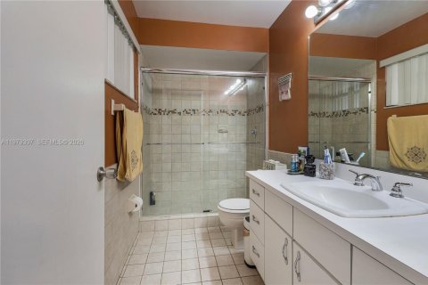 House in Miami, Florida 3 bedrooms, 127.18 sq.m. № 2046867 - photo 12