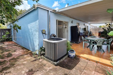 House in Miami, Florida 3 bedrooms, 127.18 sq.m. № 2046867 - photo 16