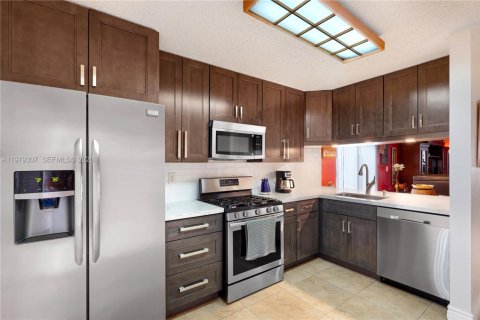 House in Miami, Florida 3 bedrooms, 127.18 sq.m. № 2046867 - photo 9