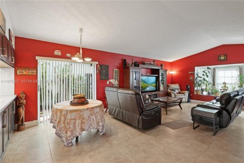 House in Miami, Florida 3 bedrooms, 127.18 sq.m. № 2046867 - photo 6