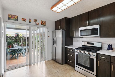 House in Miami, Florida 3 bedrooms, 127.18 sq.m. № 2046867 - photo 8