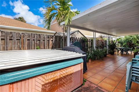 House in Miami, Florida 3 bedrooms, 127.18 sq.m. № 2046867 - photo 19