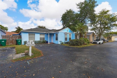 House in Miami, Florida 3 bedrooms, 127.18 sq.m. № 2046867 - photo 3