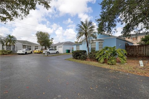 House in Miami, Florida 3 bedrooms, 127.18 sq.m. № 2046867 - photo 2