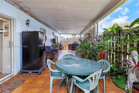 House in Miami, Florida 3 bedrooms, 127.18 sq.m. № 2046867 - photo 18