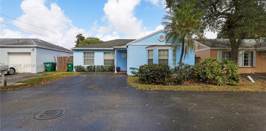 House in Miami, Florida 3 bedrooms, 127.18 sq.m. № 2046867