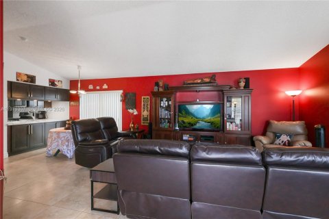 House in Miami, Florida 3 bedrooms, 127.18 sq.m. № 2046867 - photo 4