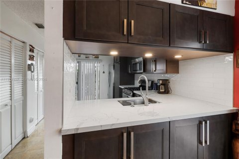 House in Miami, Florida 3 bedrooms, 127.18 sq.m. № 2046867 - photo 7