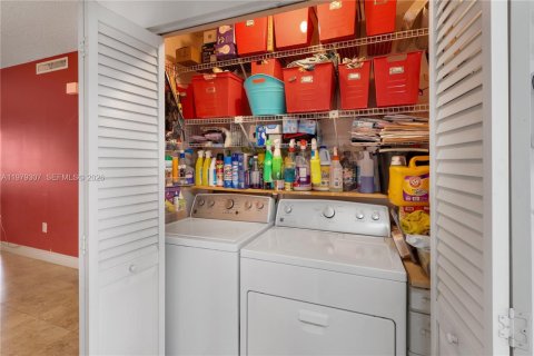 House in Miami, Florida 3 bedrooms, 127.18 sq.m. № 2046867 - photo 10