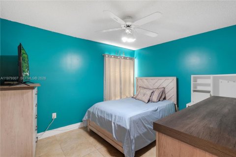 House in Miami, Florida 3 bedrooms, 127.18 sq.m. № 2046867 - photo 13