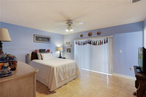 House in Miami, Florida 3 bedrooms, 127.18 sq.m. № 2046867 - photo 11