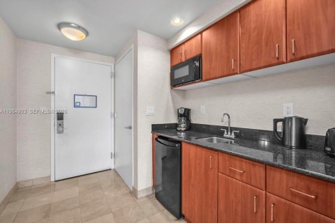 Купить кондоминиум в Санни-Айлс-Бич, Флорида 61.69м2, № 2027834 - фото 13