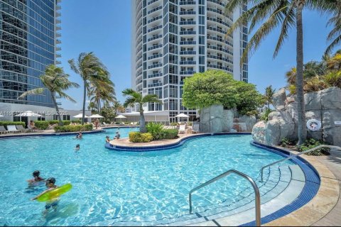 Купить кондоминиум в Санни-Айлс-Бич, Флорида 61.69м2, № 2027834 - фото 2