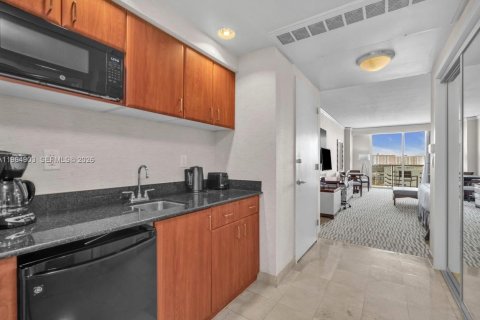 Купить кондоминиум в Санни-Айлс-Бич, Флорида 61.69м2, № 2027834 - фото 12