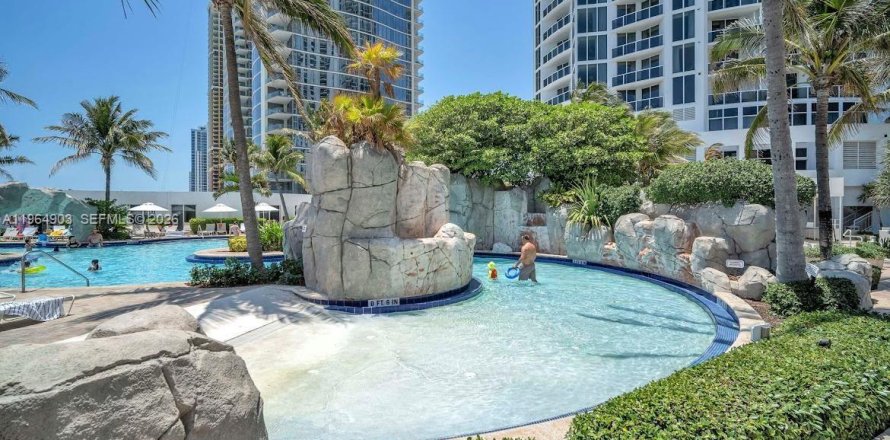 Студия в кондо в Санни-Айлс-Бич, Флорида № 2027834