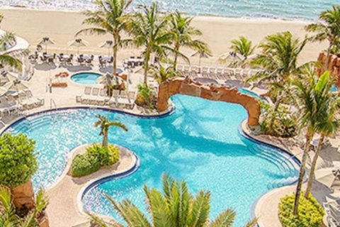 Купить кондоминиум в Санни-Айлс-Бич, Флорида 61.69м2, № 2027834 - фото 3