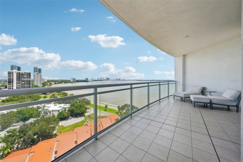 Condo in Tampa, Florida, 3 bedrooms  № 2376589 - photo 2