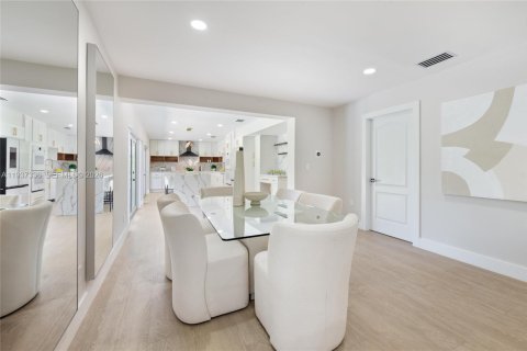 House in Pinecrest, Florida 5 bedrooms, 275.08 sq.m. № 1995190 - photo 12