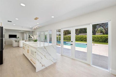 House in Pinecrest, Florida 5 bedrooms, 275.08 sq.m. № 1995190 - photo 10