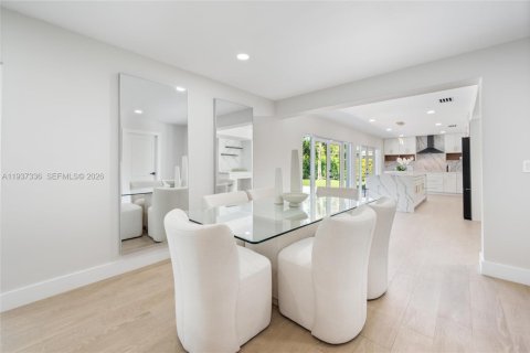 House in Pinecrest, Florida 5 bedrooms, 275.08 sq.m. № 1995190 - photo 11