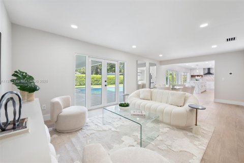 House in Pinecrest, Florida 5 bedrooms, 275.08 sq.m. № 1995190 - photo 7