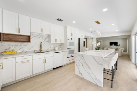 House in Pinecrest, Florida 5 bedrooms, 275.08 sq.m. № 1995190 - photo 9