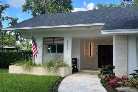 House in Pinecrest, Florida 5 bedrooms, 275.08 sq.m. № 1995190 - photo 1