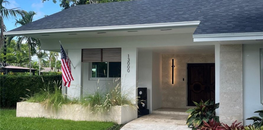 House in Pinecrest, Florida 5 bedrooms, 275.08 sq.m. № 1995190