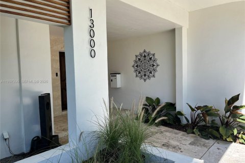 House in Pinecrest, Florida 5 bedrooms, 275.08 sq.m. № 1995190 - photo 2