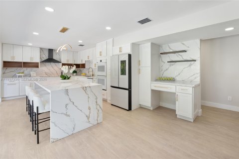 House in Pinecrest, Florida 5 bedrooms, 275.08 sq.m. № 1995190 - photo 8