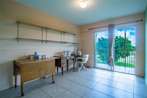 Condominio en venta en Pembroke Pines, Florida, 2 dormitorios, 88.54 m2 № 1945381 - foto 17