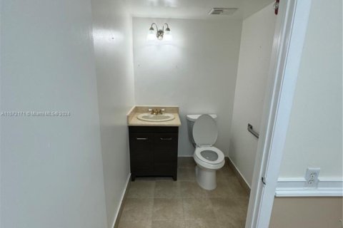 Снять в аренду магазин в Хайалиа Гарденс, Флорида № 1136332 - фото 1