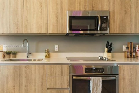 Condo in Miami, Florida, 1 bedroom  № 2039011 - photo 6