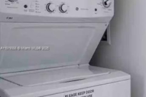 Condo in Miami, Florida, 1 bedroom  № 2039011 - photo 19