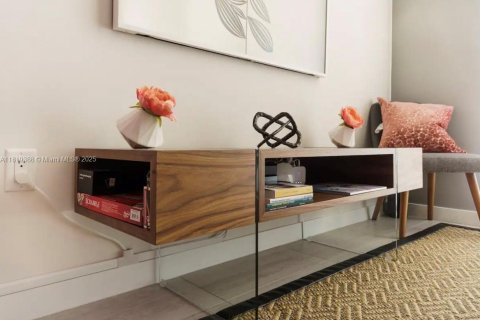 Condo in Miami, Florida, 1 bedroom  № 2039011 - photo 3