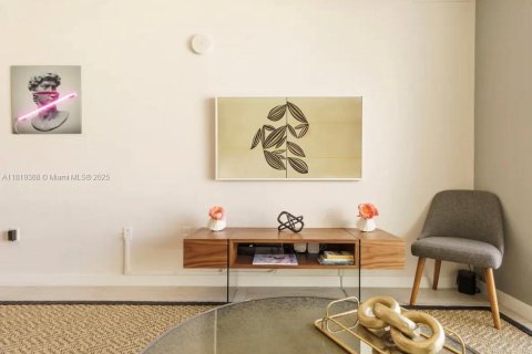 Condo in Miami, Florida, 1 bedroom  № 2039011 - photo 2