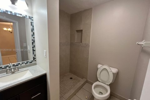 Condominio en venta en Tamarac, Florida, 2 dormitorios, 88.16 m2 № 2241058 - foto 12