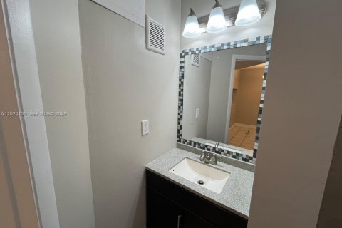 Condominio en venta en Tamarac, Florida, 2 dormitorios, 88.16 m2 № 2241058 - foto 13