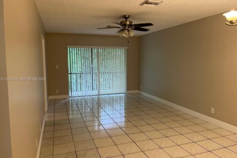 Condominio en venta en Tamarac, Florida, 2 dormitorios, 88.16 m2 № 2241058 - foto 5