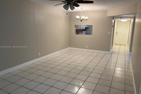 Condominio en venta en Tamarac, Florida, 2 dormitorios, 88.16 m2 № 2241058 - foto 6