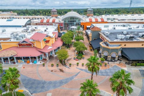 Commercial property in Brandon, Florida № 1334990 - photo 1