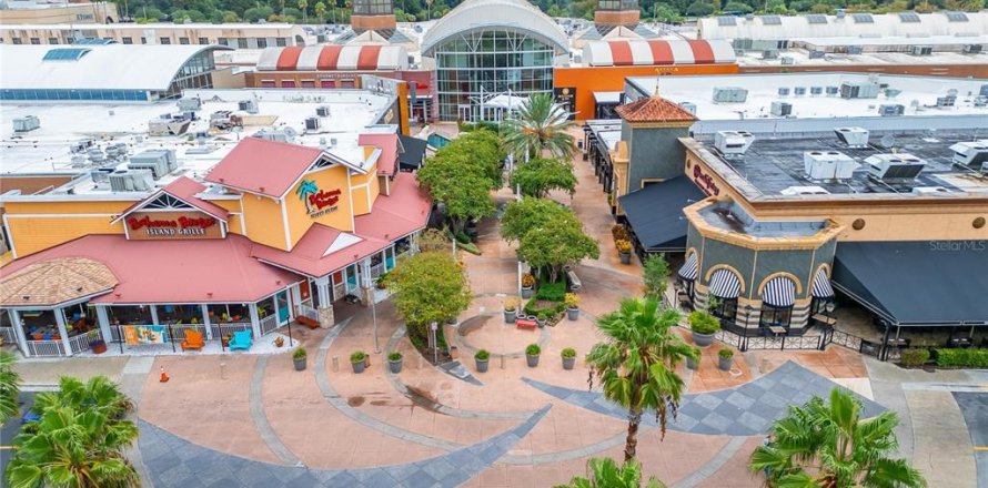 Commercial property in Brandon, Florida № 1334990