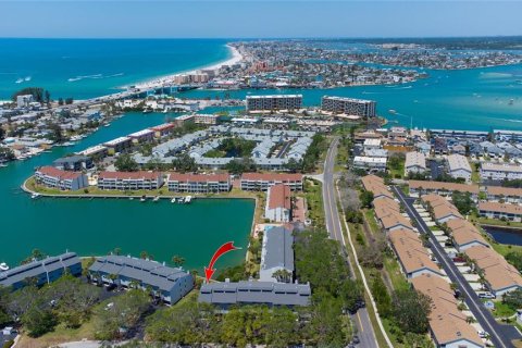 Adosado en venta en Treasure Island, Florida, 2 dormitorios, 134.71 m2 № 1687584 - foto 1