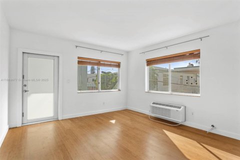 House in Miami Beach, Florida 44.13 sq.m. № 1979432 - photo 2