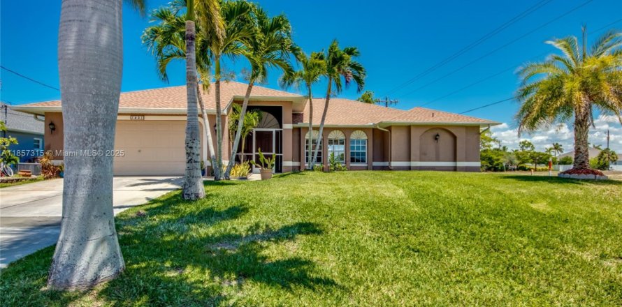 House in Cape Coral, Florida 3 bedrooms, 189.89 sq.m. № 1881453