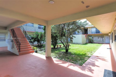 Condominio en venta en Hollywood, Florida, 1 dormitorio, 61.97 m2 № 2067110 - foto 15