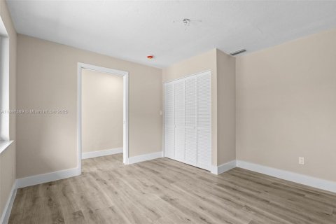 House in Miami, Florida 4 bedrooms, 209.96 sq.m. № 1949023 - photo 26