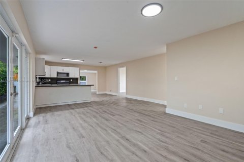 House in Miami, Florida 4 bedrooms, 209.96 sq.m. № 1949023 - photo 11