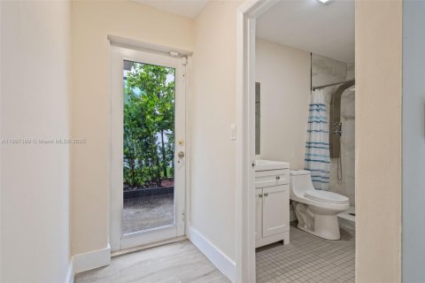 House in Miami, Florida 4 bedrooms, 209.96 sq.m. № 1949023 - photo 21
